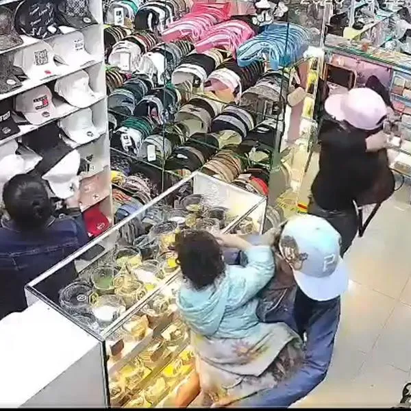 Robo en Bogotá: pareja usó a bebé de brazos para robar en San Victorino 