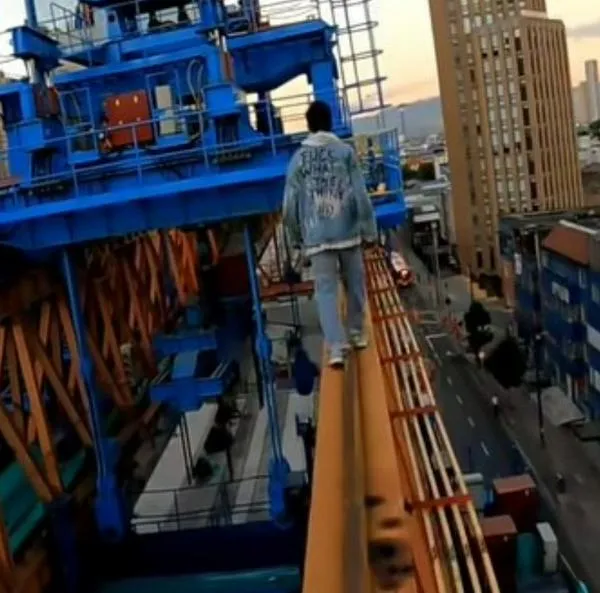 Video de jóvenes en vigas Metro de Bogotá: se subieron en lo alto