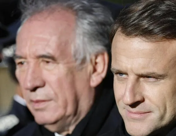 Macron expresa su “total apoyo” al primer ministro, cuyo Gobierno pende de un hilo
