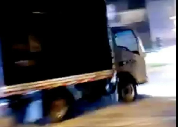 De película: conductor de camión arrolló a dos policías e intentó escapar provocando persecusión y balacera