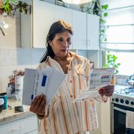 Mujer viendo recibos, en nota sobre el cambio que tendrá el del acueducto de Bucaramanga