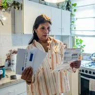 Mujer viendo recibos, en nota sobre el cambio que tendrá el del acueducto de Bucaramanga