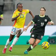 Ivonne Chacón, de Colombia, y Katrina Gorry, de Australia, en nota sobre que la colombiana sería uno de los fichajes más caros del fútbol femenino