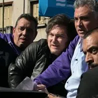 Video del ataque a piedras a Javier Milei: salió huyendo en camioneta