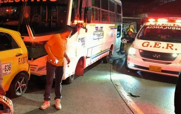 Manizales: taxi les dio vía a 2 transeúntes, pero terminó atropellándolos