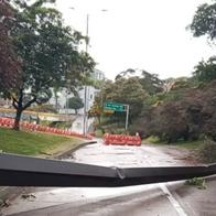 Otra vía clave en Bogotá fue cerrada y se presenta un largo trancón por la caída de un poste. Es crucial para salir del centro de la ciudad. 