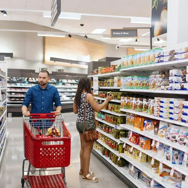 Personas haciendo mercado, en nota sobre el súper que hará descuentos en Colombia por un mes