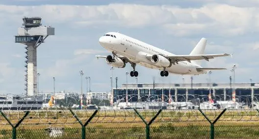 Avión despegando, en nota sobre vuelo más retador, según piloto