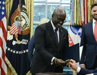 Llegan a Ruanda los primeros migrantes deportados desde Estados Unidos