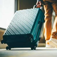 Foto de viajero con equipaje, en nota de qué prohibió Estados Unidos como nuevo elemento en equipaje para viajes en avión
