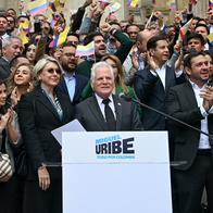 Miguel Uribe Londoño iza bandera que no ha podido coger la izquierda