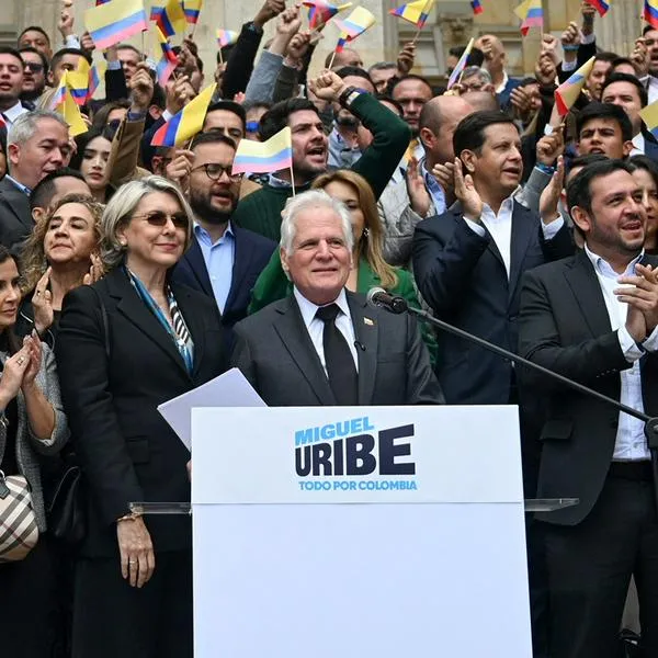 Miguel Uribe Londoño iza bandera que no ha podido coger la izquierda