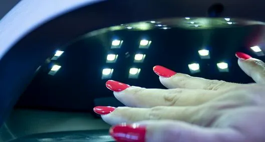 Unión Europea ordena el retiro de uñas semipermanentes por riesgos a la salud