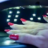Unión Europea ordena el retiro de uñas semipermanentes por riesgos a la salud