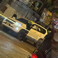 Atentado sicarial en Cali deja un muerto y ocho heridos: así quedó el carro