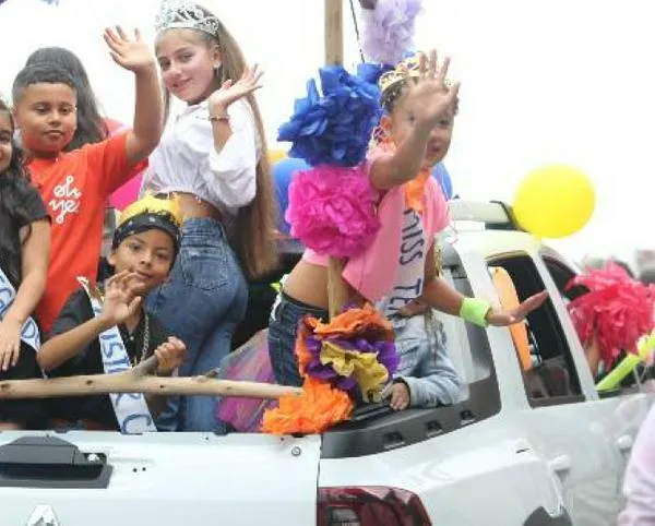 Pusieron a celebrar a todos con el medio siglo de este colegio en Manizales