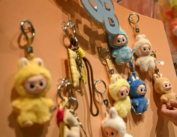 El gigante Pop Mart lanza las mini Labubu, símbolo de las ambiciones de la economía china