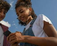 Cuide la audición de los niños: consejos para un uso seguro de dispositivos electrónicos