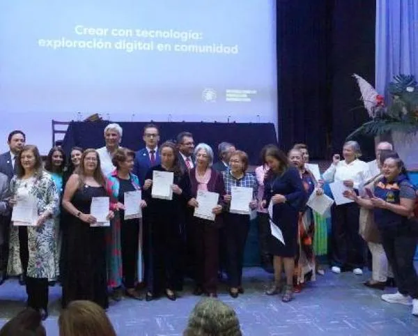 Son estudiantes de 9 a 86 años y alcanzaron tremendo logro: graduados con la Universidad de Caldas