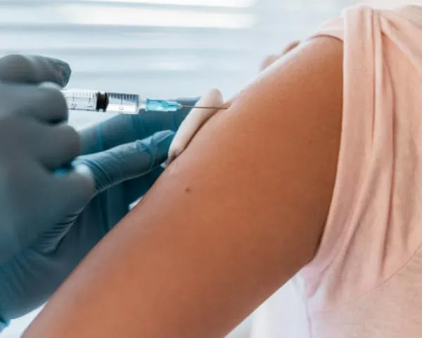 ¡Vacúnese!: prevenga enfermedades como la influenza y la covid-19 y respire tranquilo
