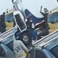 Pelea de conductores en Bogotá: taxista y conductor de furgón se dieron con palo