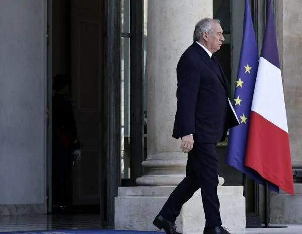 Bayrou arranca una semana clave para su supervivencia en Francia