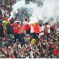 Chile hoy: murió hincha que cayó del techo del estadio en Colo-Colo-U. de Chile