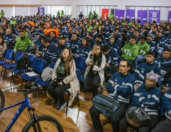  Bogotá fortalece los programas de movilidad escolar con entrega de más de 600 bicicletas a guías 