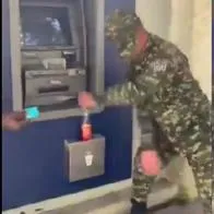 Soldados del Ejército en Colombia cobran salario en cajero y celebran bailando