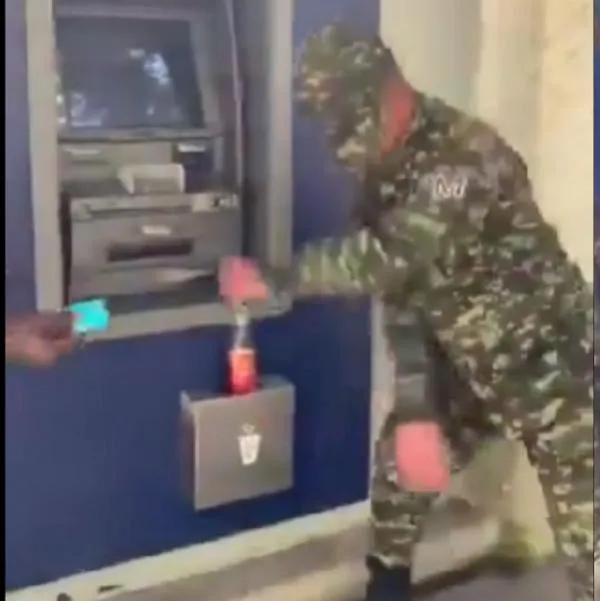 Soldados del Ejército en Colombia cobran salario en cajero y celebran bailando