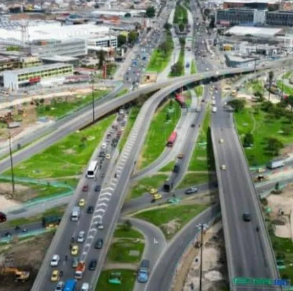 Cierre de puentes que derrumbarán en la calle 13 causa caos en Bogotá: trancón es interminable también por un accidente de tránsito. 
