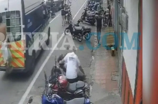 Video: Habitante de calle viaja colgado de una patrulla, la comunidad exige respuestas a la Policía