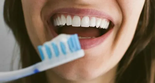 Error al cepillarse los dientes y que los pondría amarillos, según odontólogo