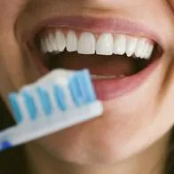 Error al cepillarse los dientes y que los pondría amarillos, según odontólogo