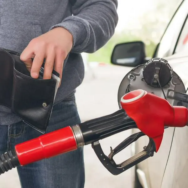 La reforma tributaria de Gustavo Petro encarecería el precio de la gasolina y el ACPM en Colombia por aumento en el IVA, y golpearía a conductores.