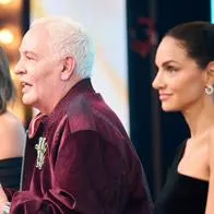 Critican a Hernán Zajar por tener asistente que le da aire con abanico
