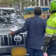 Juan David Quintero, concejal de Bogotá, en medio de una pelea con un esquema de escoltas que parquearon camionetas en plena carrera Séptima