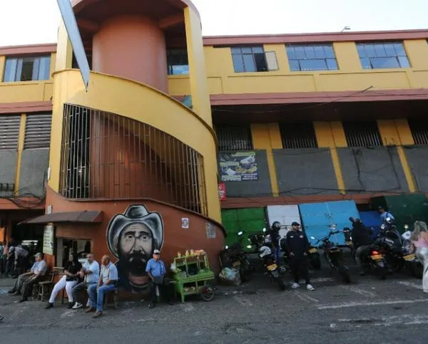 Riesgos agrietan el futuro de una plaza de mercado en Caldas: es el corazón de este municipio de 486 años