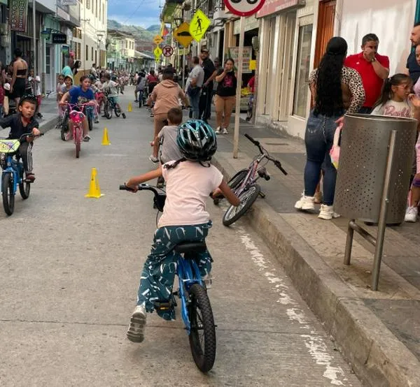 Llegan 40 bicicletas para promover el deporte: hubo chiquivía por las calles del municipio