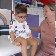 Video viral: terapeuta celebra que niño se sienta por primera vez tras terapias