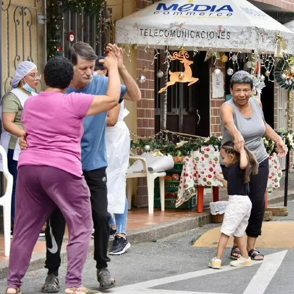 Personas festejando el "Dicembrito" en barrio de Itagüí, Antioquia