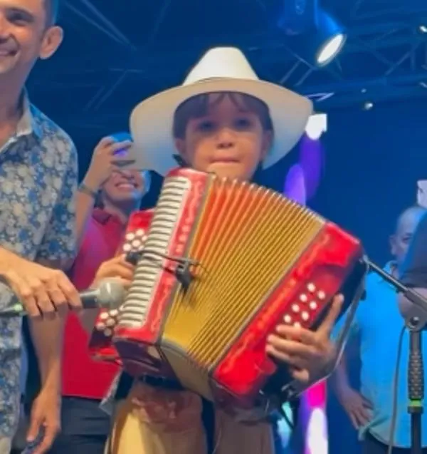 Rey Vallenato Iván Zuleta donó primer acordeón a niña en Cúcuta