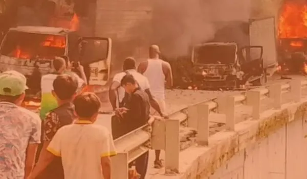 EN VIDEO: presuntos miembros del Eln quemaron tres camiones en vía a Quibdó