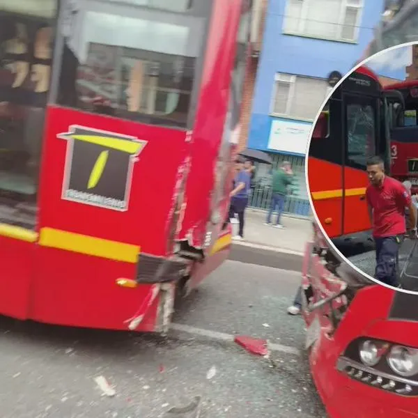 Así quedaron los buses de Transmilenio que chocaron sobre la avenida Caracas de Bogotá. Hubo heridos