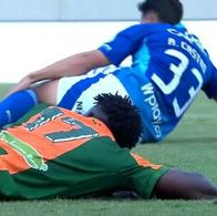 Momento en el que jugadores de Envigado y Millonarios se lanzan al piso por un ataque de abejas