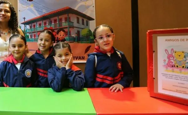 Las niñas compartieron fragmentos de sus obras este miércoles 3 de septiembre: Feria Del Libro de Manizales