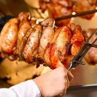 ¿Pollo asado a 40.000 pesos en Colombia? Sorprende lo que está pasando con el famoso plato por la subida de más de 900 pesos que se ha tenido. 