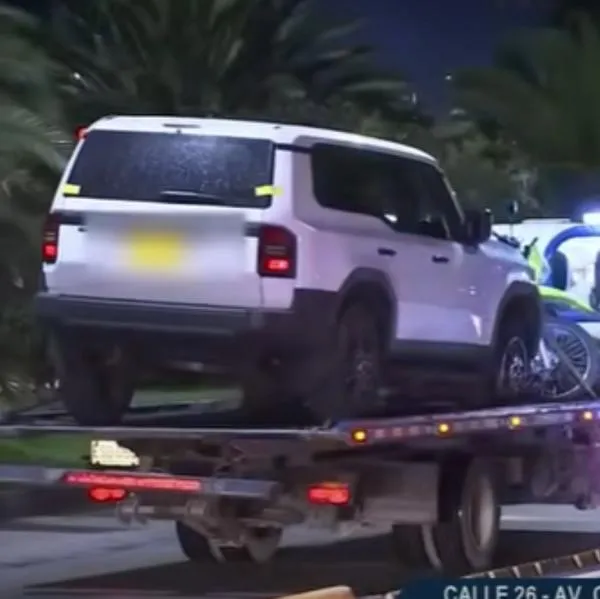 Persecución en Bogotá por camioneta robada: hubo balacera y la abandonaron en carril de Transmilenio. Los delincuentes huyeron a pie. 