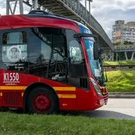 Transmilenio reporta desvíos y demoras en algunos servicios por manifestaciones en varios puntos de Bogotá por estudiantes de la Universidad Distrital.