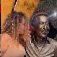 Mujer visitó estatua de Diomedes Díaz en Valledupar y se pasó con feo acto